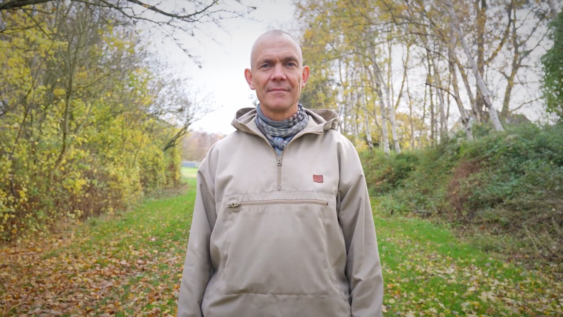 Et billede af en mand der står ude i naturen